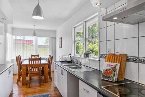 Photo of property in 15 Totaravale Drive, Totara Vale, Auckland, 0629