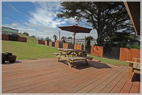 Photo of property in 6 Dustin Street, Foxton Beach, Foxton, 4815