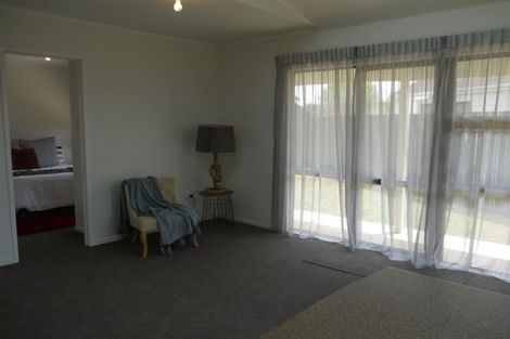 Photo of property in 33b Edgewater Parade, Waiuku, 2123