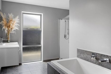 Photo of property in 17 Westhaven Grove, Takaro, Palmerston North, 4412