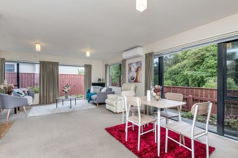 Photo of property in 7a Lyndfield Lane, Newlands, Wellington, 6037