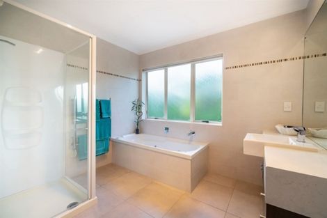 Photo of property in 14 Bur Oak Terrace, Schnapper Rock, Auckland, 0632