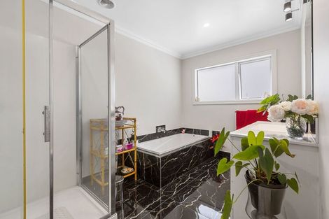 Photo of property in 7a Caledonia Place, Highlands Park, New Plymouth, 4312