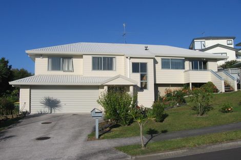 Photo of property in 2/4 Mossop Rise, Glenfield, Auckland, 0629