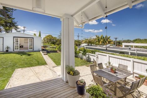 Photo of property in 5 Stanley Point Road, Stanley Point, Auckland, 0624