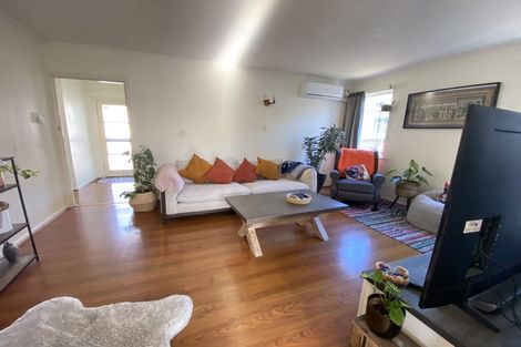 Photo of property in 38 Buscomb Avenue, Henderson, Auckland, 0610