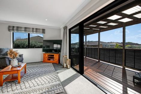 Photo of property in 7 Raabia Close, Parakai, 0830