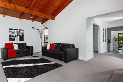 Photo of property in 1/6 Glucina Avenue, West Harbour, Auckland, 0618