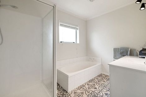 Photo of property in 2 Maahutaupeke Place, St Andrews, Hamilton, 3200