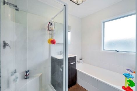 Photo of property in 2 Silverstone Place, Henderson, Auckland, 0612