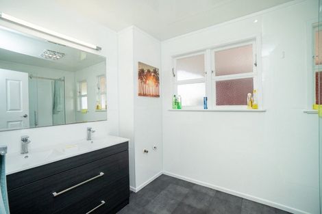 Photo of property in 4 Wikiriwhi Crescent, Awapuni, Palmerston North, 4412