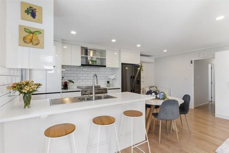 Photo of property in 2/7 Yarra Place, Botany Downs, Auckland, 2010