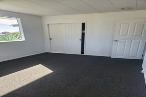 Photo of property in 18 Foyle Place, Glendene, Auckland, 0602