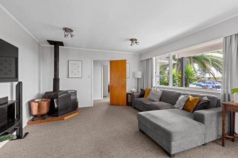 Photo of property in 43 Rewarewa Road, Te Atatu Peninsula, Auckland, 0610