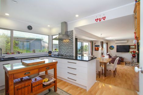 Photo of property in 1/272 Glamorgan Drive, Northcross, Auckland, 0630