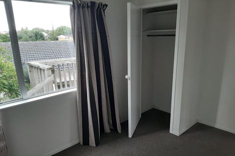 Photo of property in 2/10 Pickwick Parade, Mellons Bay, Auckland, 2014