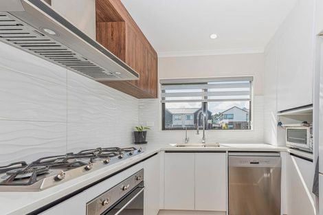 Photo of property in 4 Lumbarda Drive, Kumeu, 0810