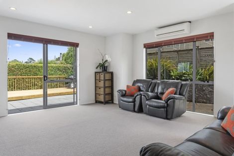 Photo of property in 2/23 Sunset Road, Totara Vale, Auckland, 0632