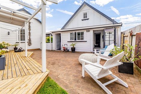 Photo of property in 38 Waiwaka Terrace, Strandon, New Plymouth, 4312
