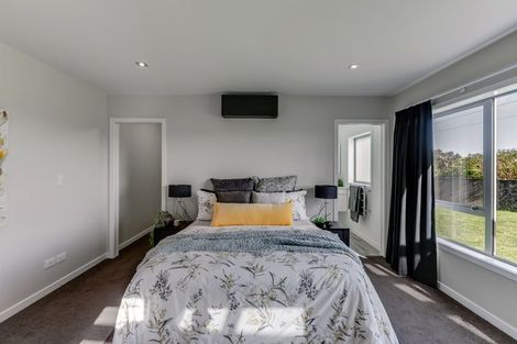 Photo of property in 17 Botany Lane, Whitby, Porirua, 5024