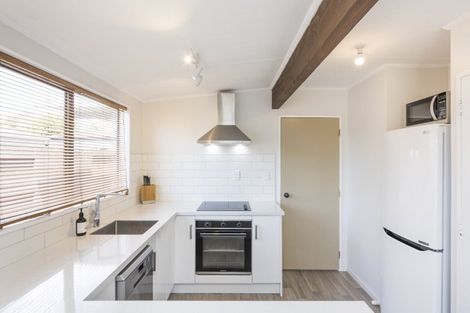 Photo of property in 2 Chatsworth Place, Highbury, Palmerston North, 4412