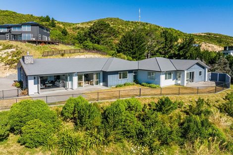 Photo of property in 2 Hauroko Glen, Aotea, Porirua, 5024