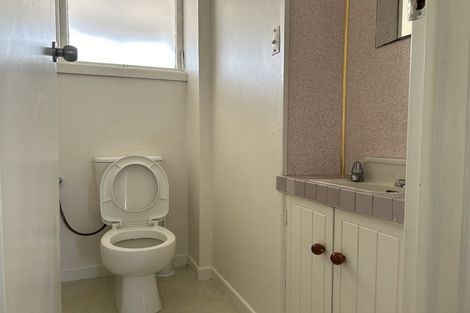 Photo of property in 392 Glenfield Road, Glenfield, Auckland, 0629