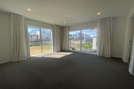 Photo of property in 12 Promontory Crescent, Newlands, Wellington, 6037
