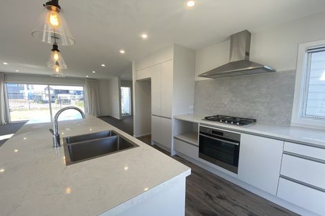 Photo of property in 12 Promontory Crescent, Newlands, Wellington, 6037