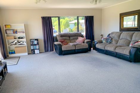 Photo of property in 1 Monarch Grove, Maoribank, Upper Hutt, 5018