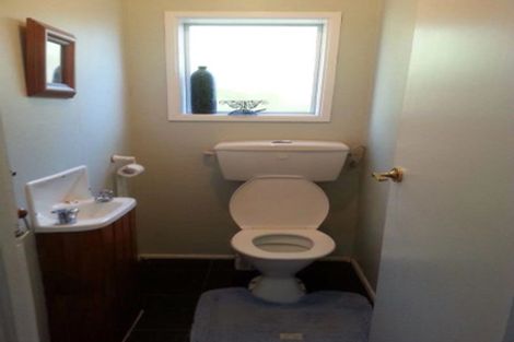 Photo of property in 26 Beach Road, Mellons Bay, Auckland, 2014