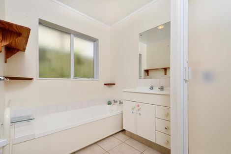 Photo of property in 19a Ashbourne Place, Glendene, Auckland, 0602