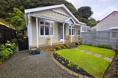 Photo of property in 127 Muritai Road, Eastbourne, Lower Hutt, 5013