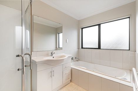 Photo of property in 114a Ti Rakau Drive, Pakuranga, Auckland, 2010