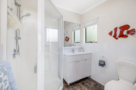 Photo of property in 10 Jacanas Place, Unsworth Heights, Auckland, 0632