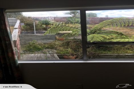 Photo of property in 32 Colchester Crescent, Newlands, Wellington, 6037