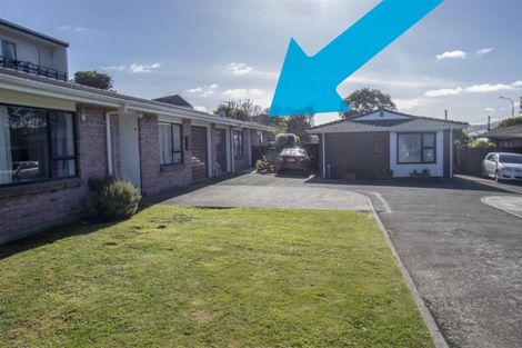 Photo of property in 2/4 Stewart Drive, Newlands, Wellington, 6037