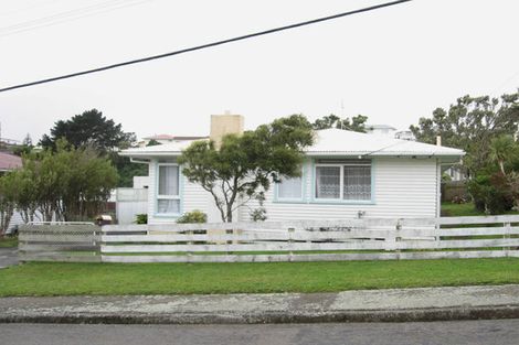 Photo of property in 3 Barclay Street, Newlands, Wellington, 6037