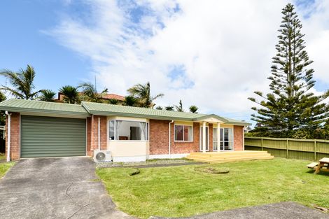 Photo of property in 19a Ashbourne Place, Glendene, Auckland, 0602