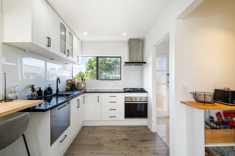 Photo of property in 2/20 Celeste Place, Totara Vale, Auckland, 0627