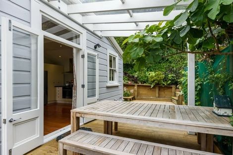 Photo of property in 12 Rixon Grove, Mount Victoria, Wellington, 6011