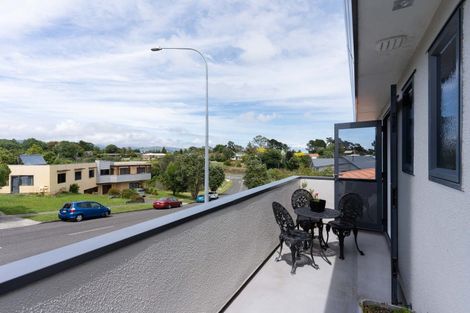 Photo of property in 11 Ruapehu Drive, Fitzherbert, Palmerston North, 4410