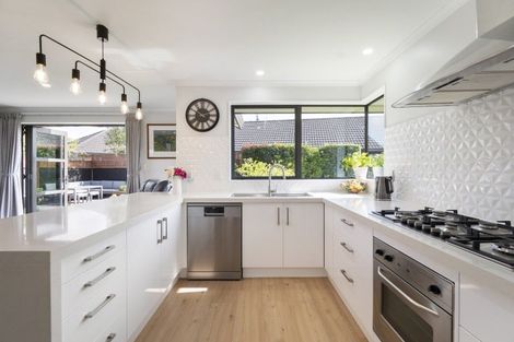 Photo of property in 11 Geneva Terrace, Kelvin Grove, Palmerston North, 4414