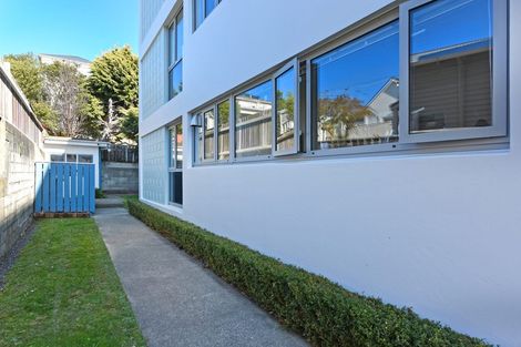 Photo of property in Victoria Court, 4/4 Queen Street, Mount Victoria, Wellington, 6011