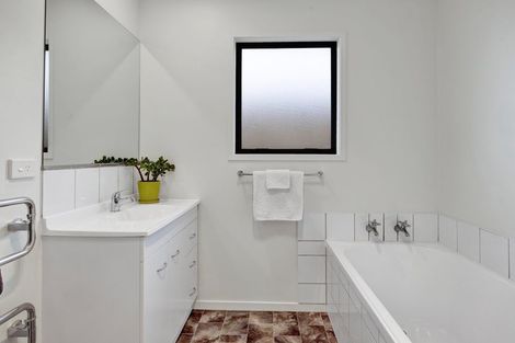 Photo of property in 25 Longfellow Road, Opunake, 4616