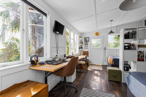 Photo of property in 32 Seapoint Road, Bluff Hill, Napier, 4110