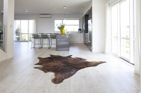 Photo of property in 8 Syd Grant Crescent, Orewa, 0931