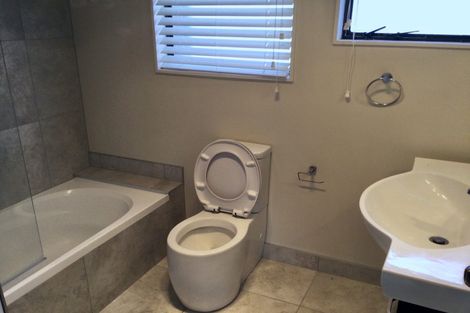 Photo of property in 2/123 Lynn Road, Bayview, Auckland, 0629