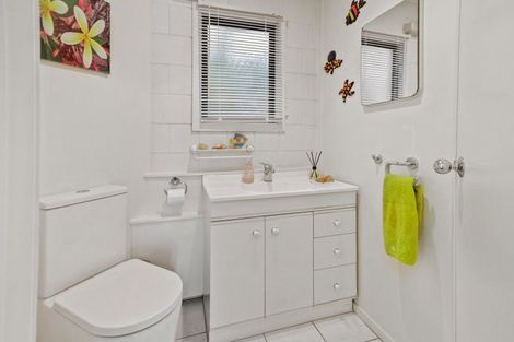 Photo of property in 6 Ribbonwood Crescent, Goodwood Heights, Auckland, 2105