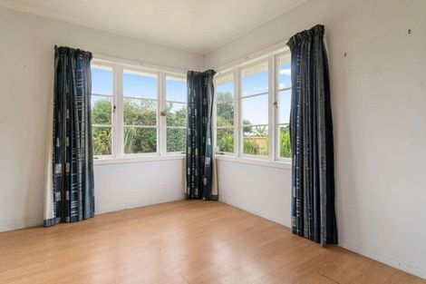 Photo of property in 16 London Street, Te Atatu Peninsula, Auckland, 0610